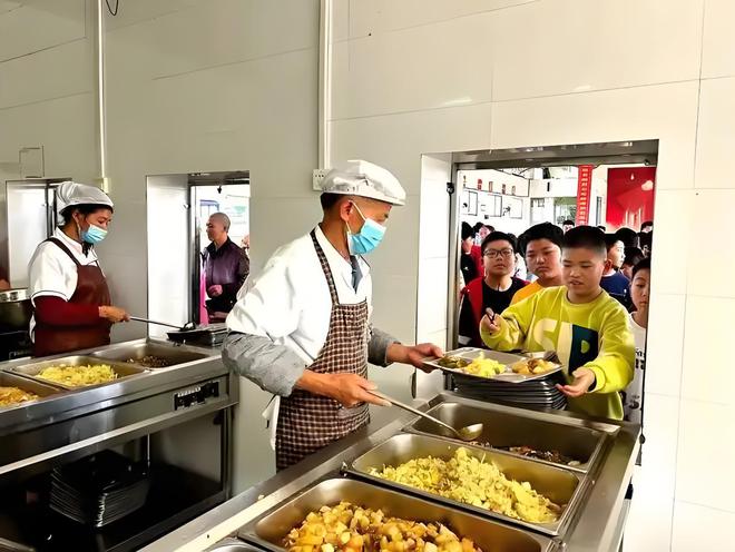 食品安全不容忽视淄博家长老师陪学生吃饭陪餐制度值得推广(图3)