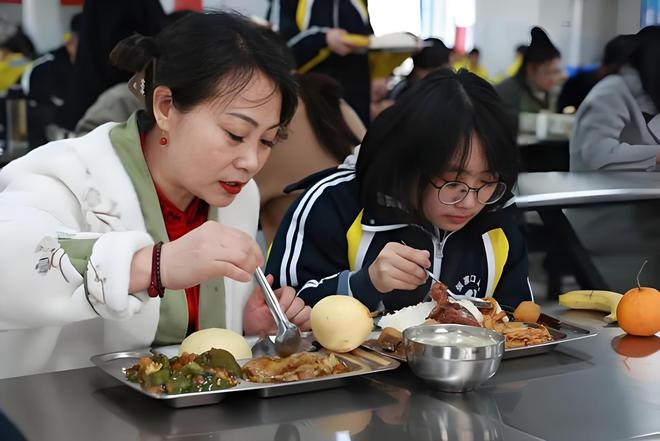 食品安全不容忽视淄博家长老师陪学生吃饭陪餐制度值得推广(图2)