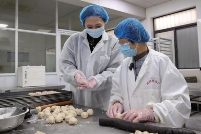 助力“非遗”美食走进千家万户市场监管部门在行动(图1)