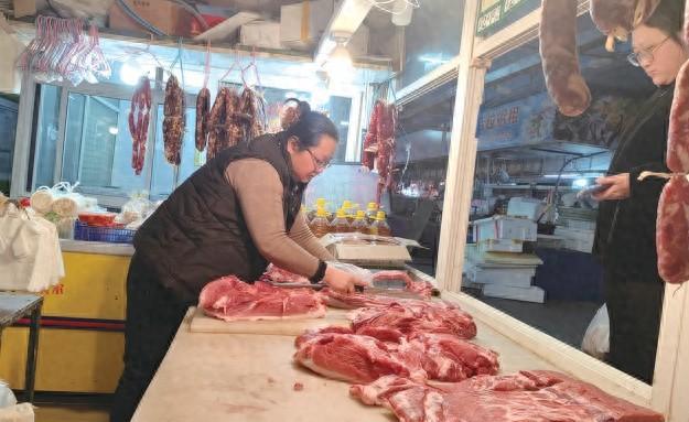 猪肉市场迎春节消费高峰 肉铺一天卖了600斤猪肉