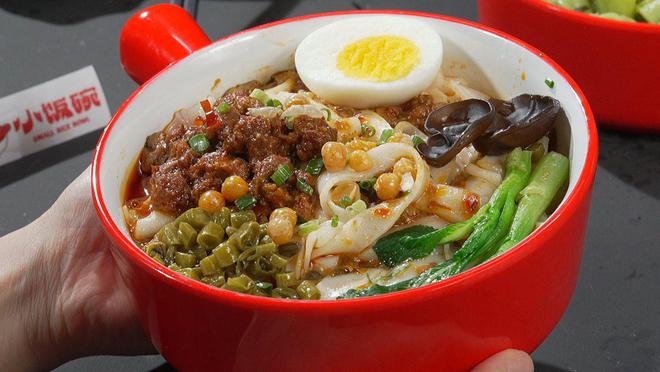 小饭碗小锅牛肉：智能鲜炒技术的味蕾礼赞(图2)